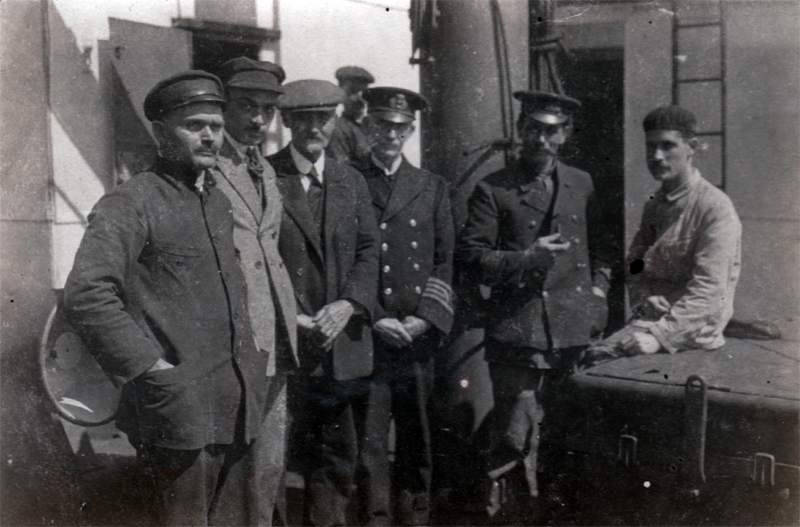 Maig 1922, a bordo del Dilluns Floro Font, capità (al centre); Joan Espinàs Font, 1er oficial (segon per l'esquerra); Francisco Mas, 2on oficial; Joan Godall, maquinista; Antonio Moll, 1er maquinista; Joan Freixas, 2on maquinista
