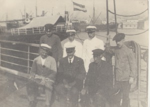 Port de Manila, juny-juliol 1918 Joan Espinàs, de blanc, dret a la dreta  Floro Font ,assegut al centre 