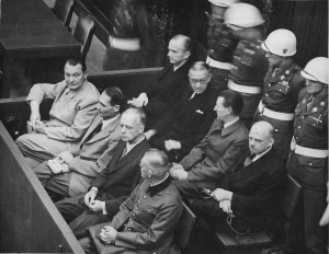 Karl Dönitz, part superior de la segona fila, durant el Procés de Nuremberg. ©viquipedia