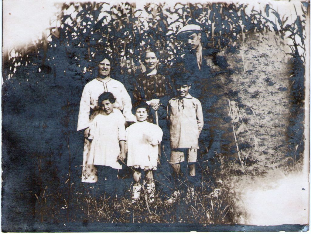 Vallromanes, juliol 1923 A l'esquerra Carme Xivillé A la dreta Joan Espinàs